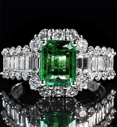 Antiker Diamantring mit grünem Smaragd und Baguette-Diamanten - Diamantschmuck verkaufen
