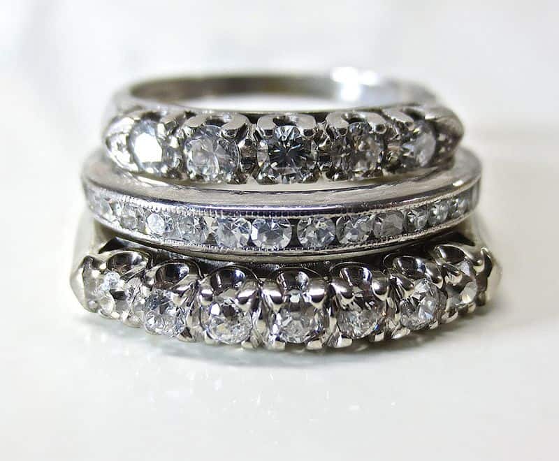 Drei exquisite Platin-Memorie Ringe mit funkelnden Diamanten, bereit zum Verkauf bei JASPERS-Ankauf.